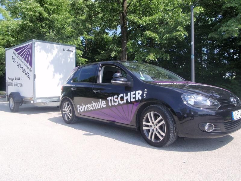 Fahrschulauto mit Anhänger