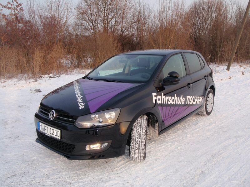 Unser Fahrschulauto auf verschneiter Straße